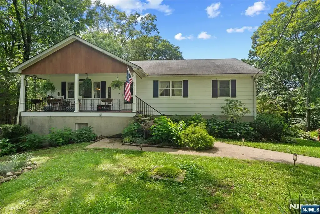 54 Skyview Road, West Milford