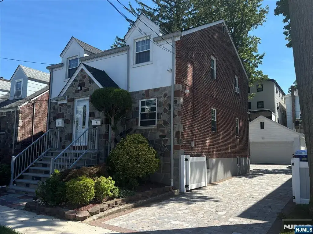 420 8th, Fairview