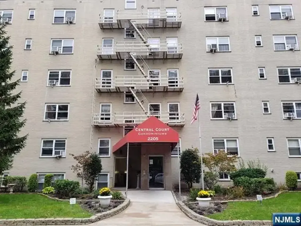 2205 N Central 5b, Fort Lee