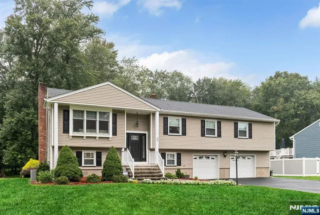 69 Forest Drive, Pequannock Township