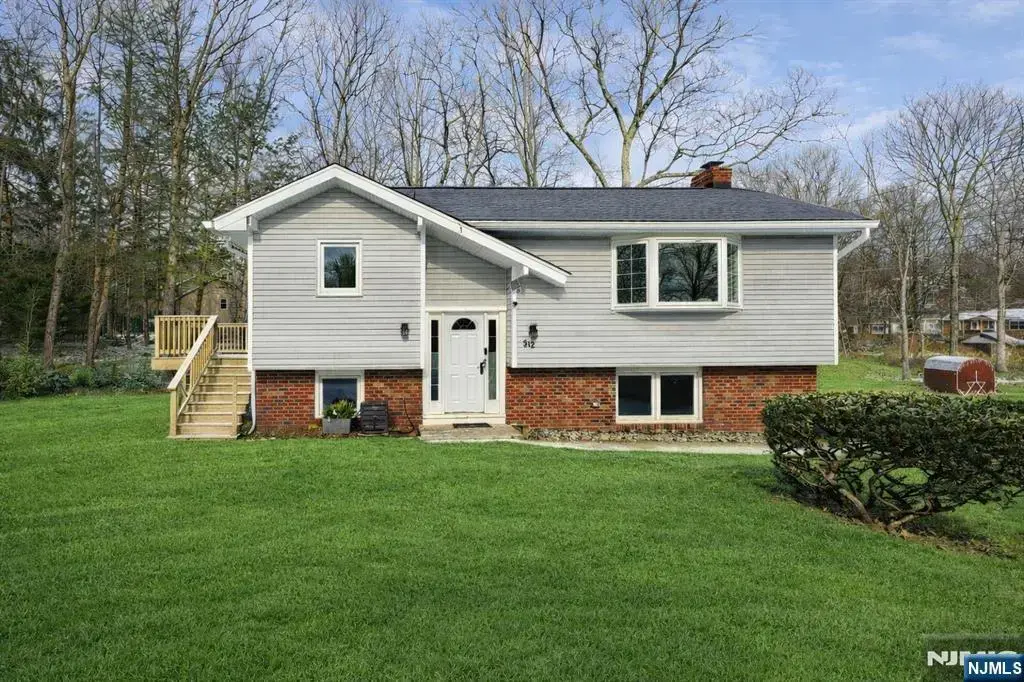 512 N Lake Shore Drive, West Milford