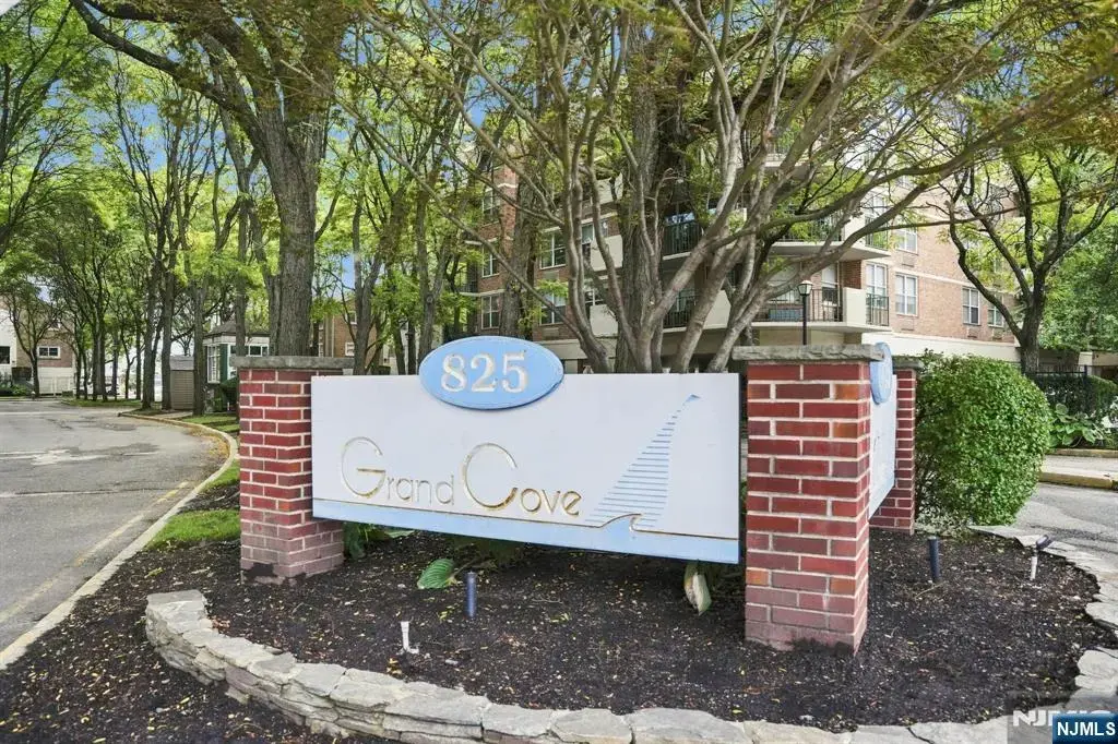 200 Grand Cove Way 2c, Edgewater