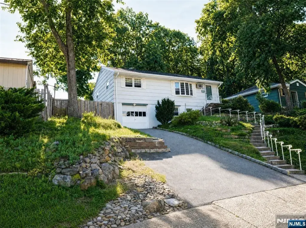 50 Knolls Road, Bloomingdale
