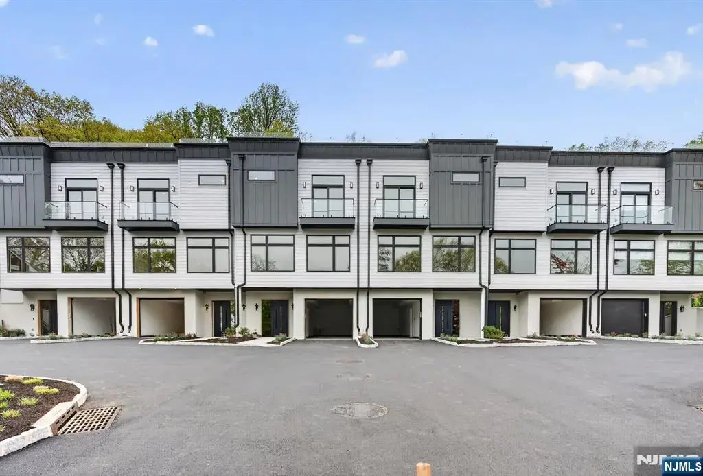 522 Valley Road 3, Clifton