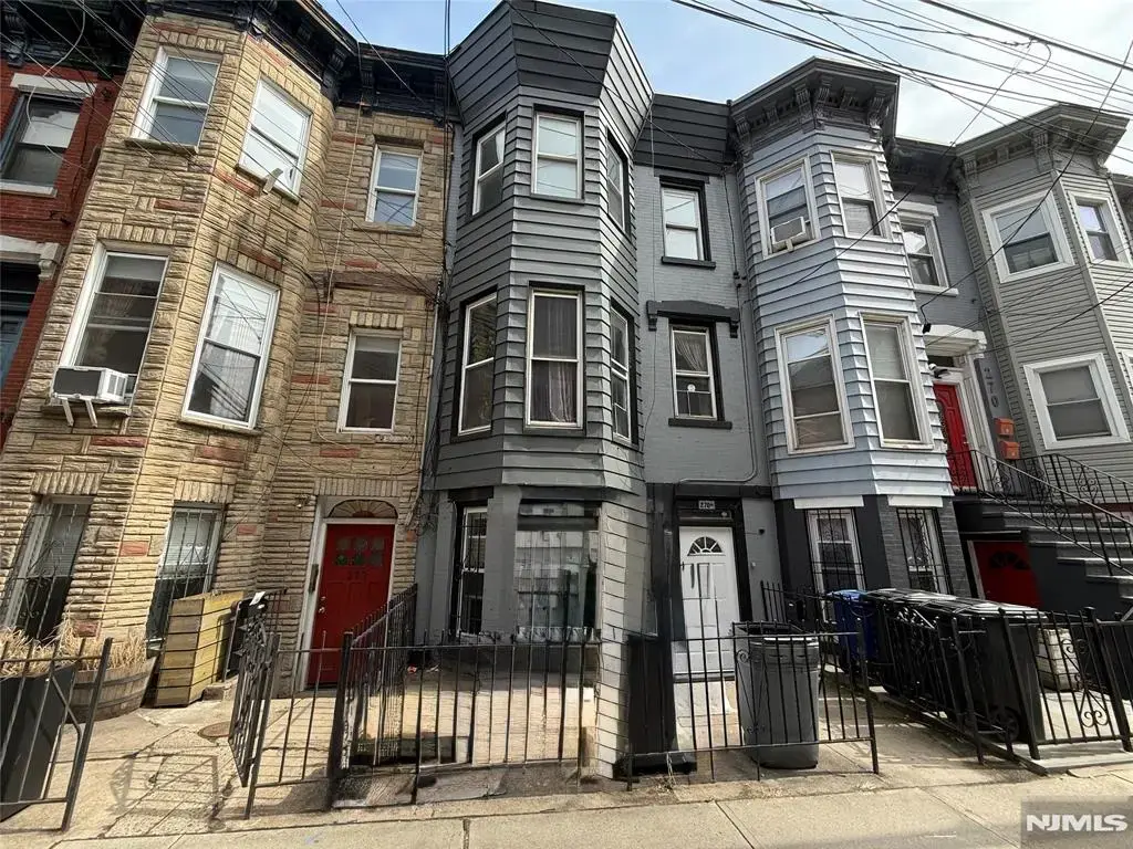 270 1/2 Summit 3rd Fl, Jersey City
