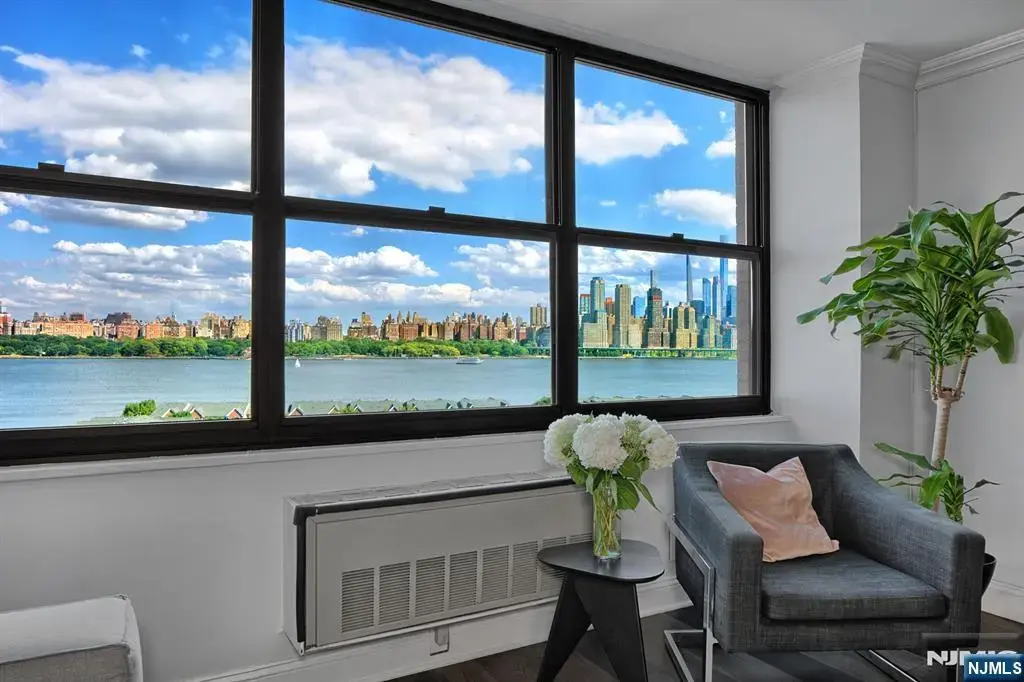 7004 Boulevard East 9m, Guttenberg
