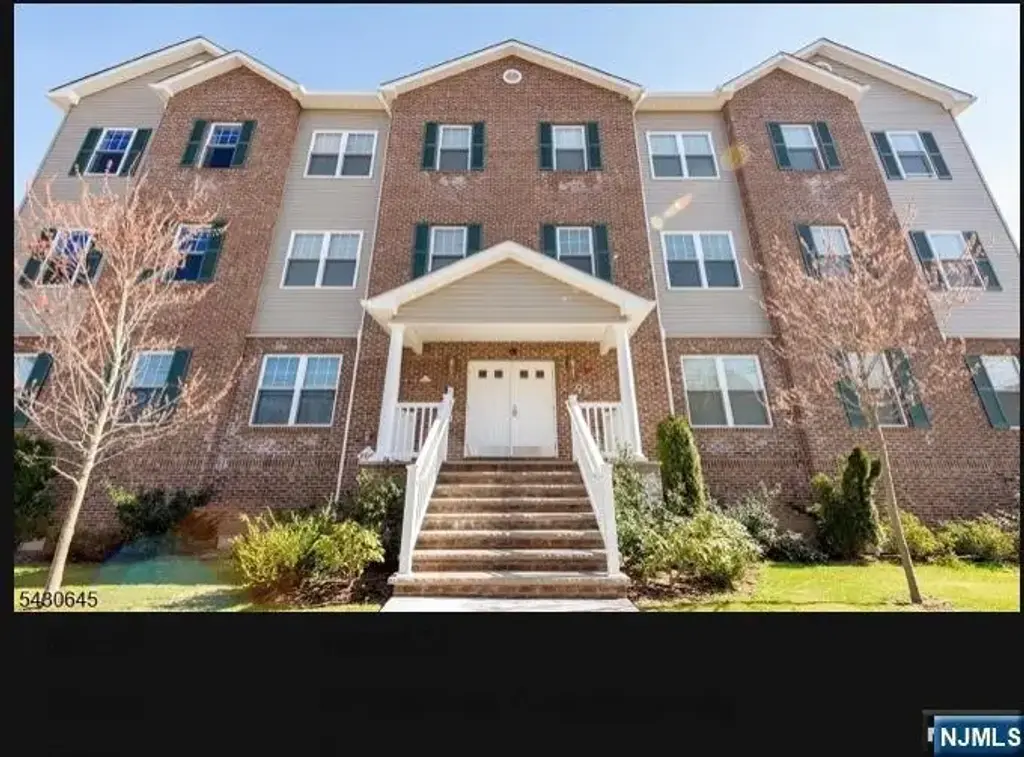 92 Willow 3, Bloomfield