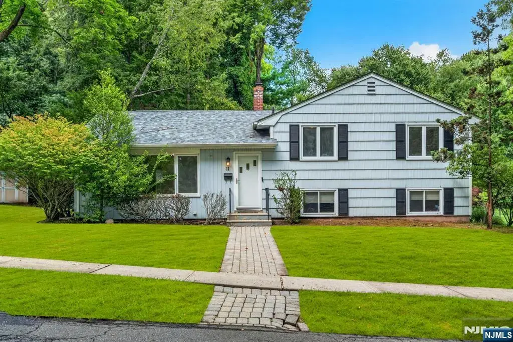 11 Lockwood Lane, Closter