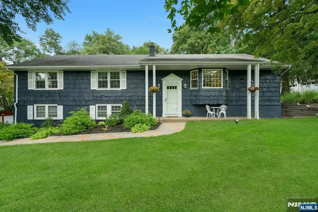 561 Bernita Drive, River Vale