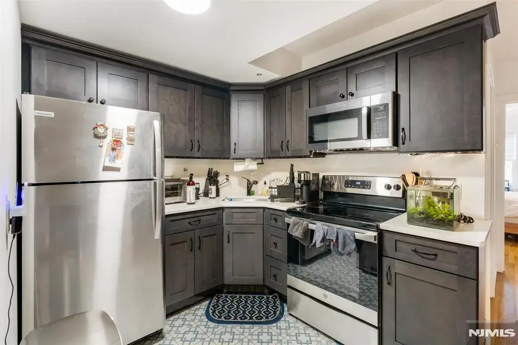 383 Broad 2, Bloomfield