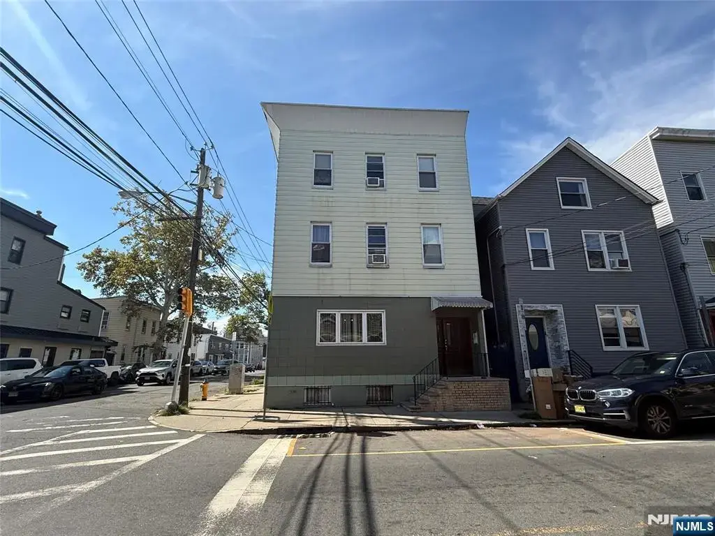 382 Walnut Street, Newark