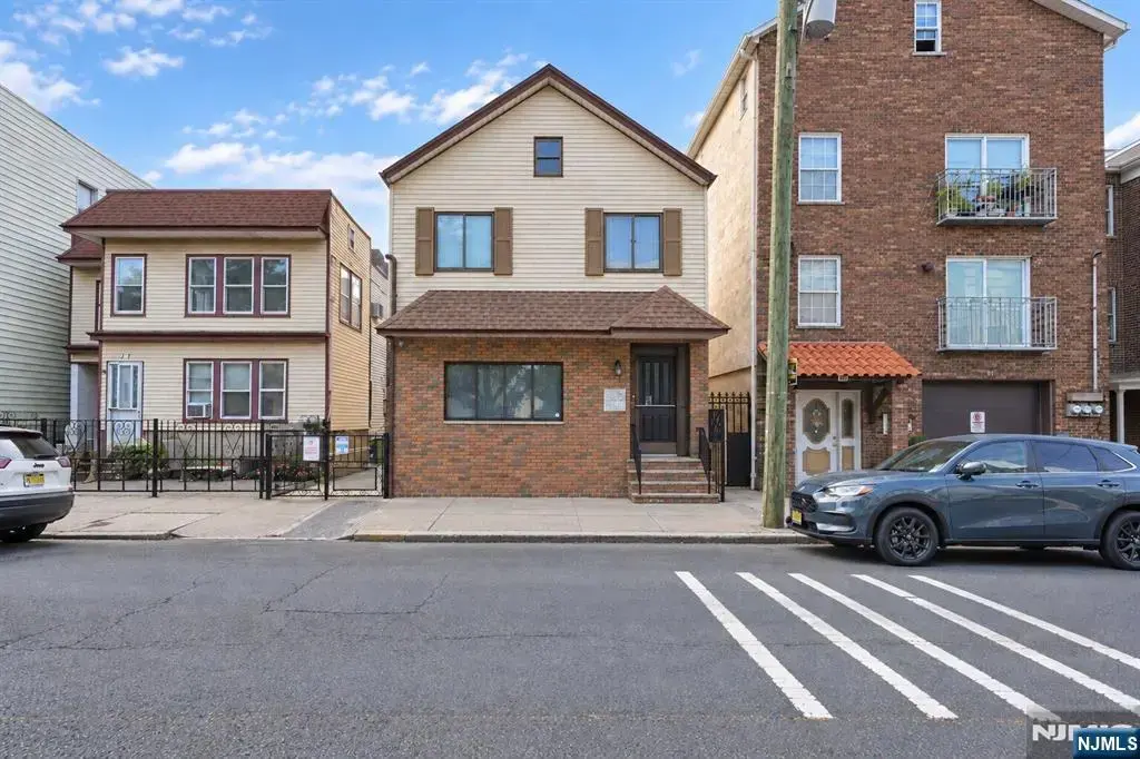 83 Pacific Street, Newark