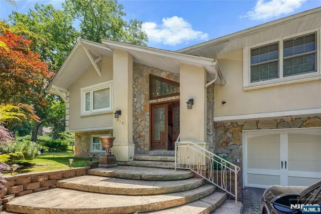 318 Briarcliff Lane, Paramus
