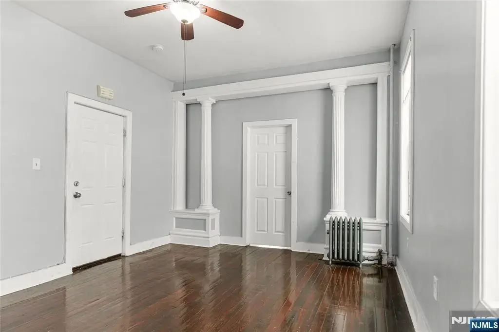564 Sanford 1, Newark
