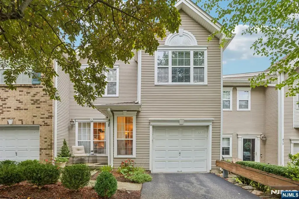 438 Santiago Court, Mahwah