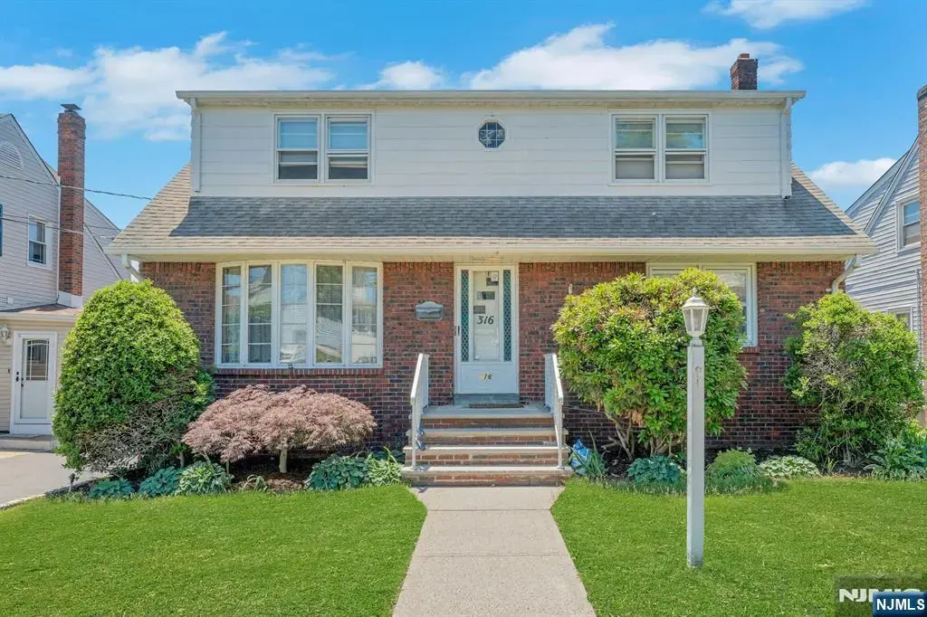 316 Sanford Avenue, Lyndhurst