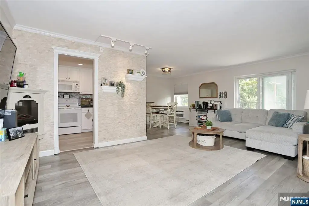 550 Fairview Avenue 302, Westwood