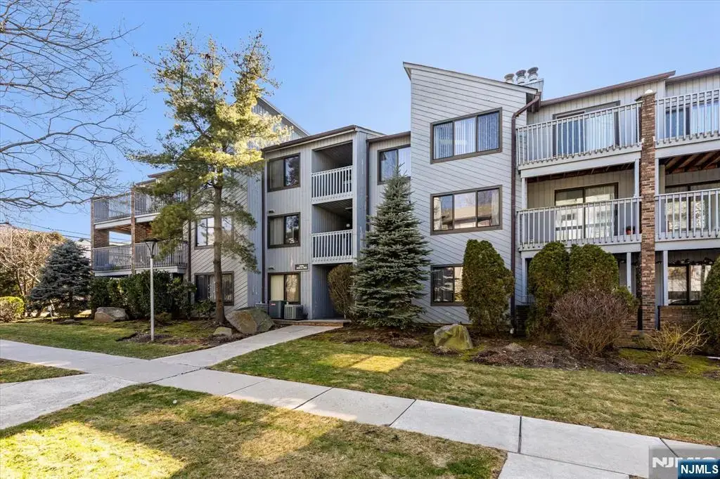 1471 John 1471, Fort Lee