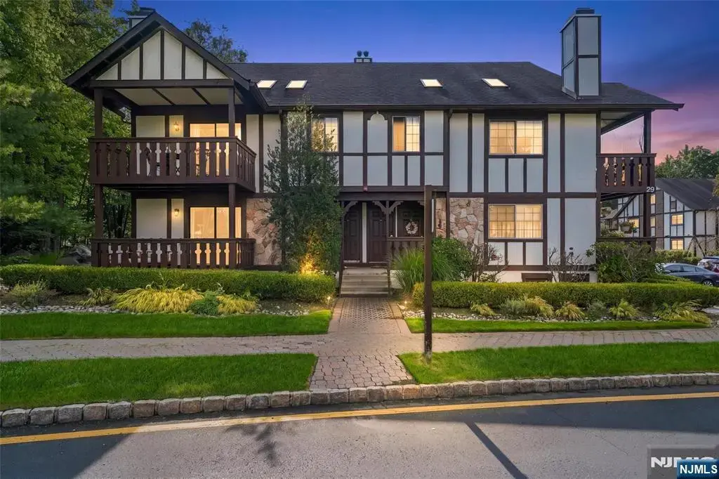 2902 Mark Twain Way, Mahwah