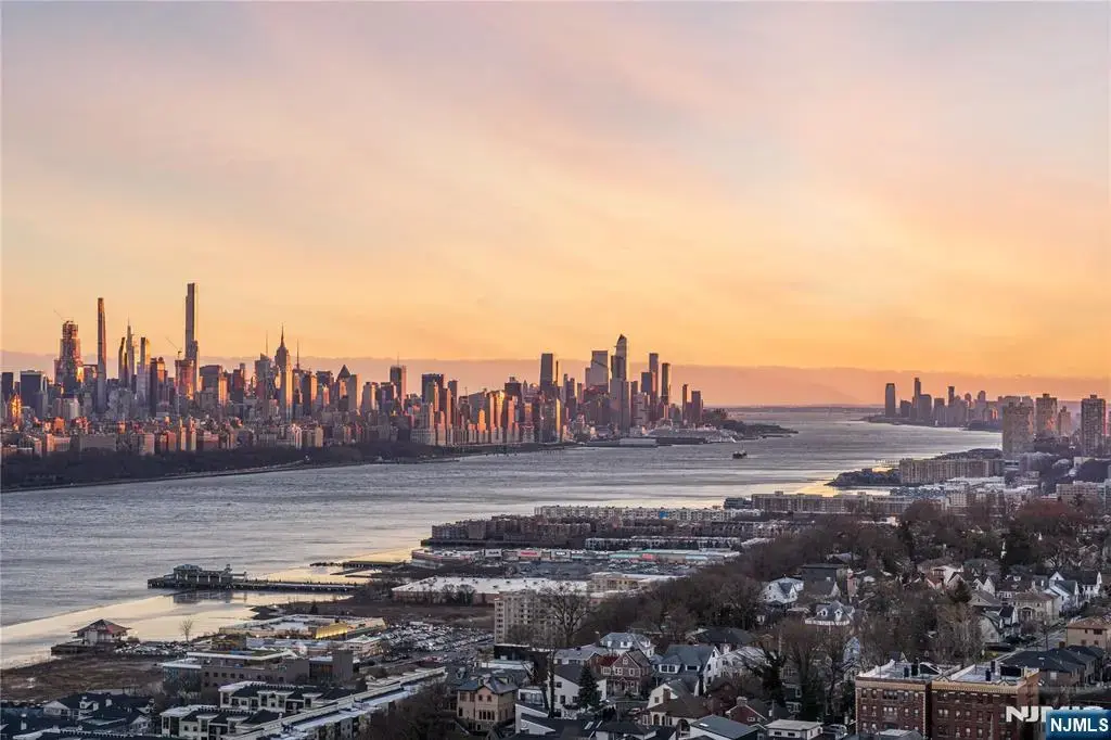 200 Winston 718, Cliffside Park
