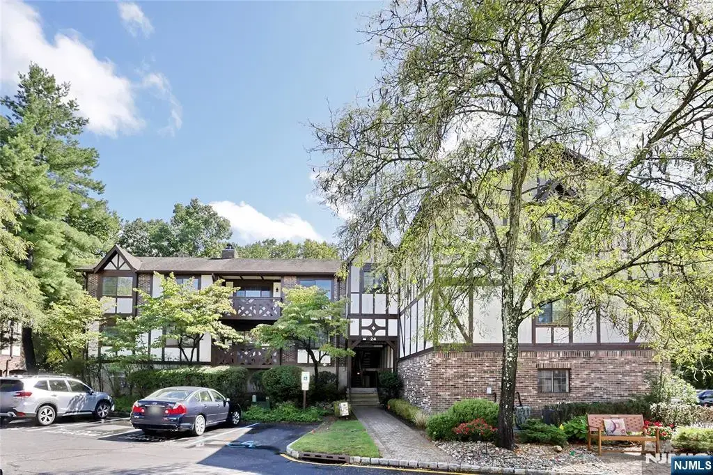 2406 Hemingway 2406, Mahwah