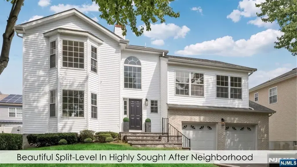 758 Manchester Way, Paramus