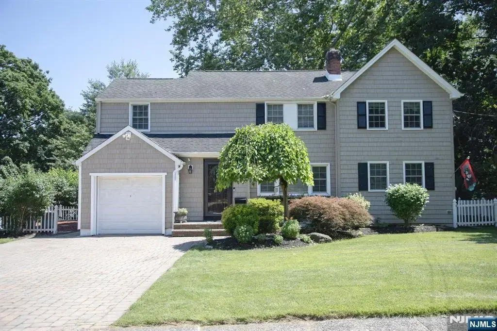 22 Warren Road, Fair Lawn