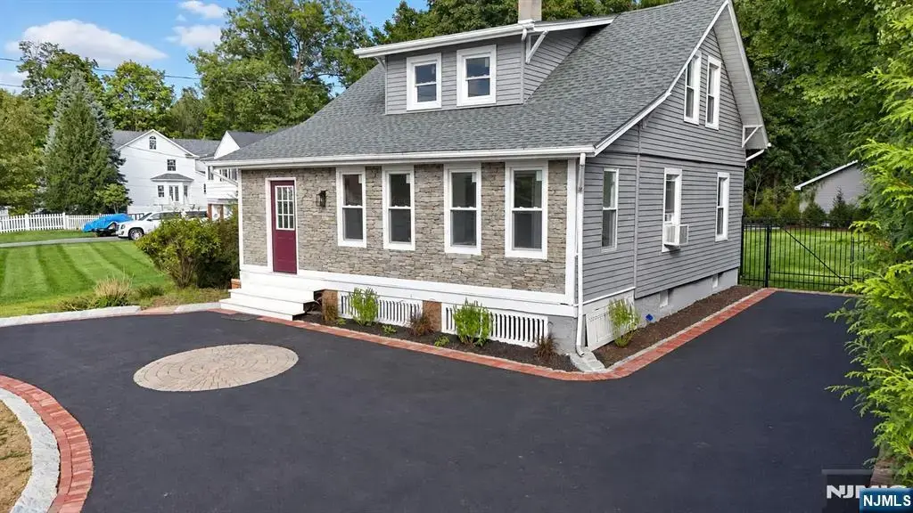 754 Wyckoff Avenue, Wyckoff