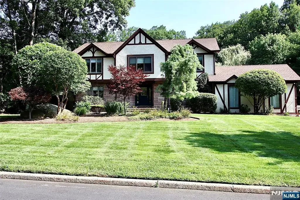9 Watch Hill Road, Mahwah