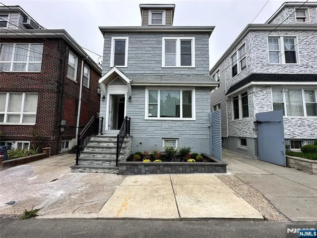 8609 2nd Avenue, North Bergen