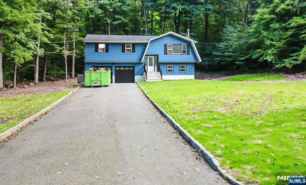 95 Longwood Lake Road, Jefferson Township