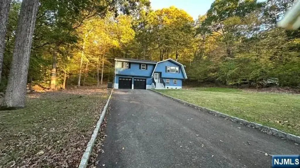 95 Longwood Lake Road, Jefferson Township