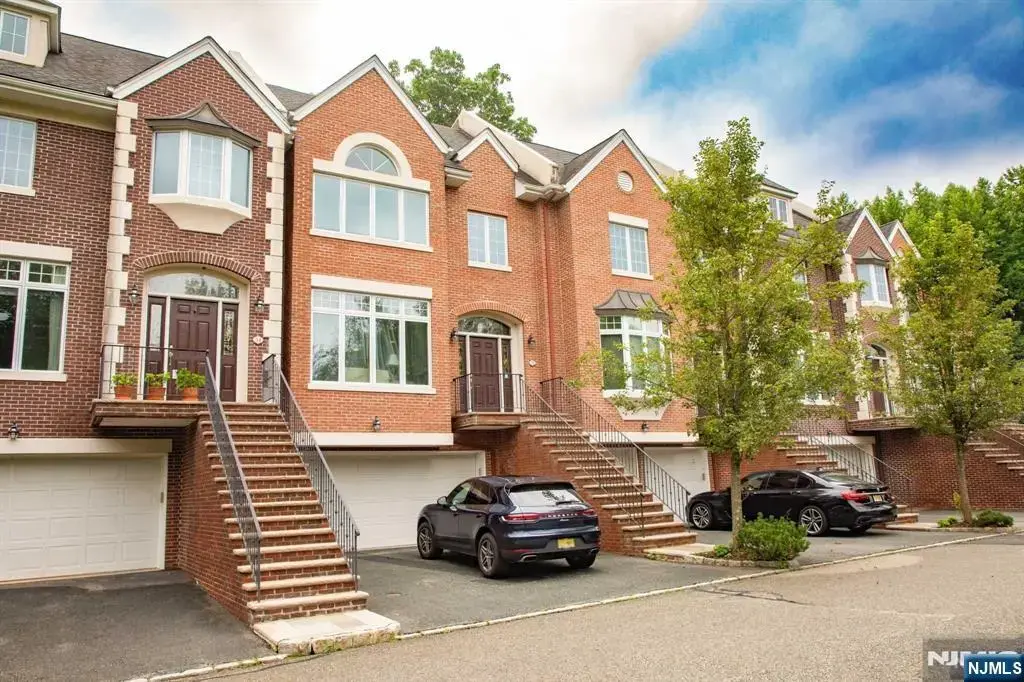 32 Candlewood, Old Tappan