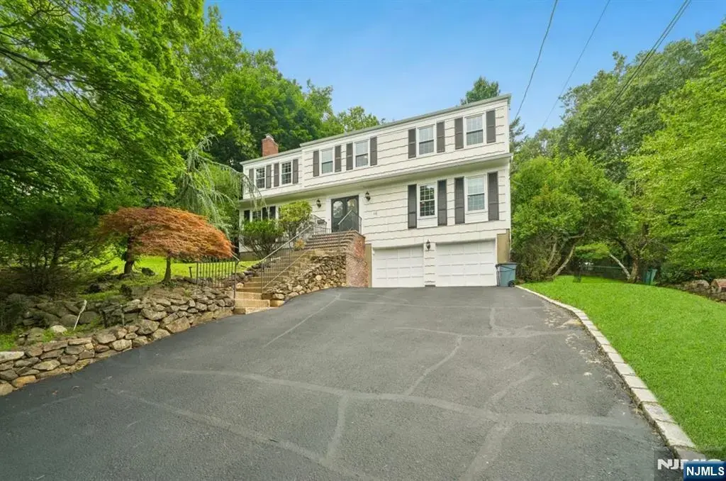 15 Mount Vernon Court, Livingston