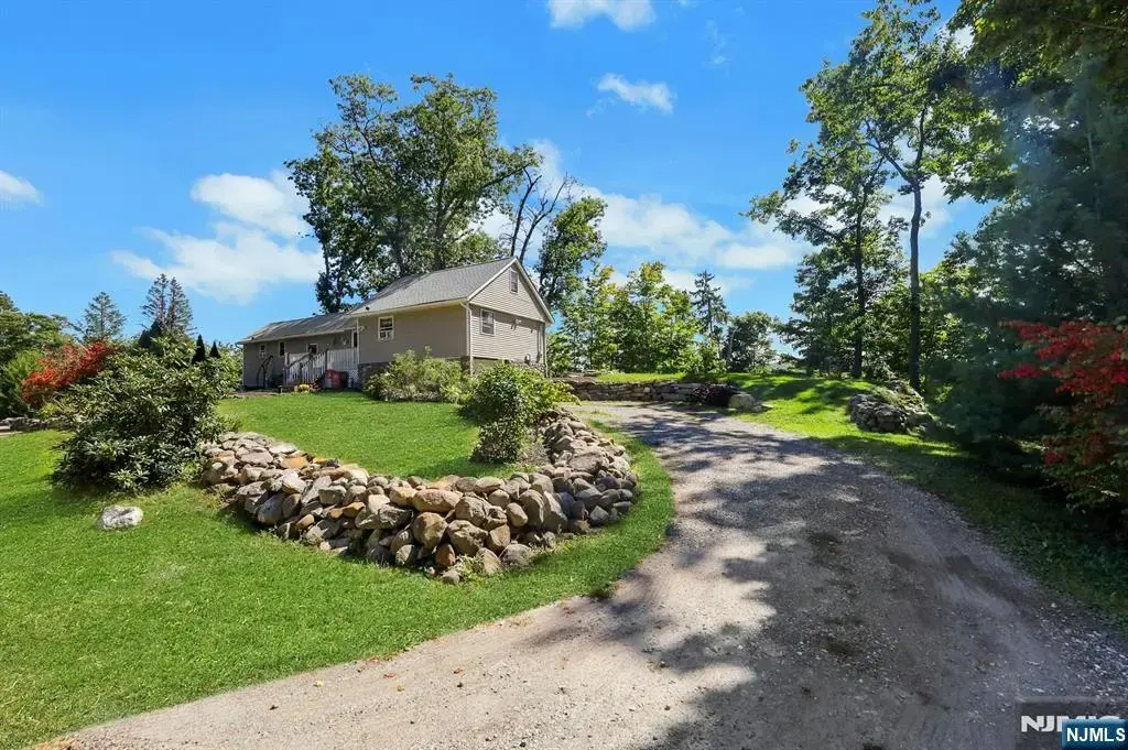 2 Kushaqua Trail, West Milford