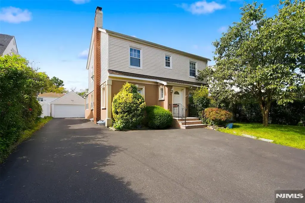 34 E Spring Valley Avenue, Maywood