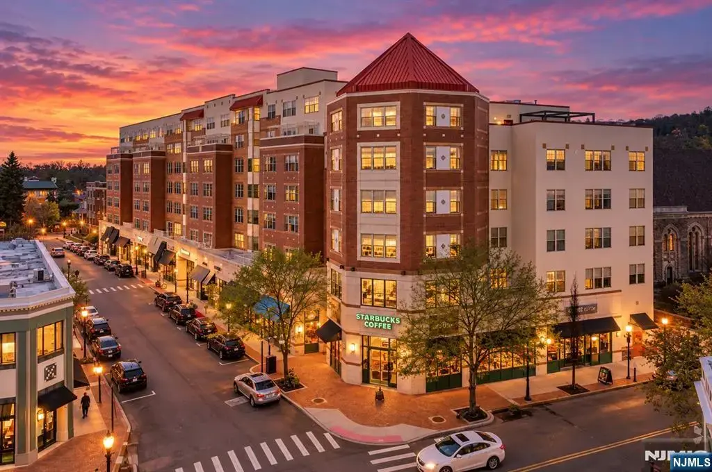 48 Park 517, Montclair