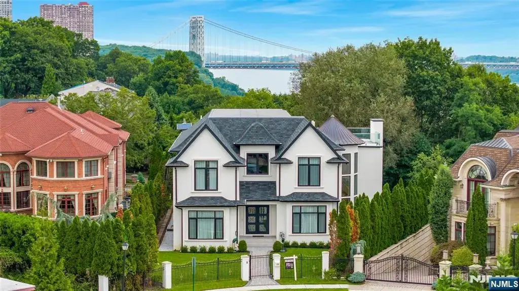 4 Crescent Court, Fort Lee
