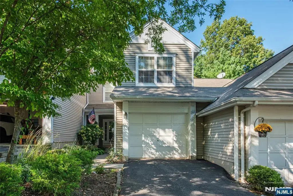 122 Woodmont Drive, Randolph Township