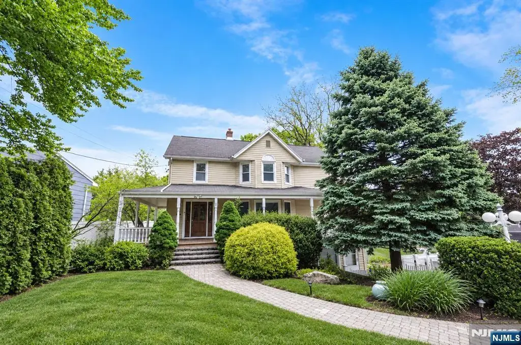 816 Pascack, Paramus
