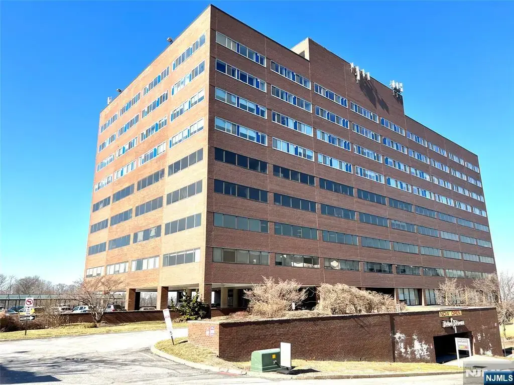 2 Executive 605, Fort Lee