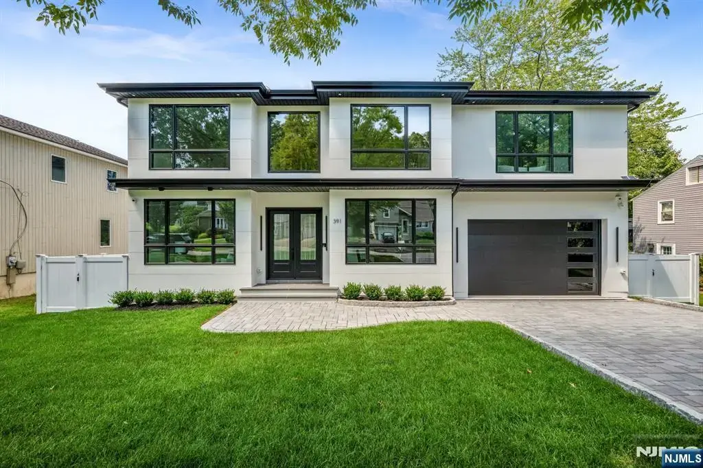 391 Burnet Place, Paramus