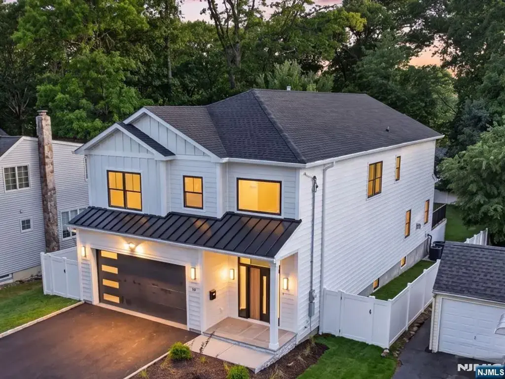 43 Oakwood Avenue, Livingston