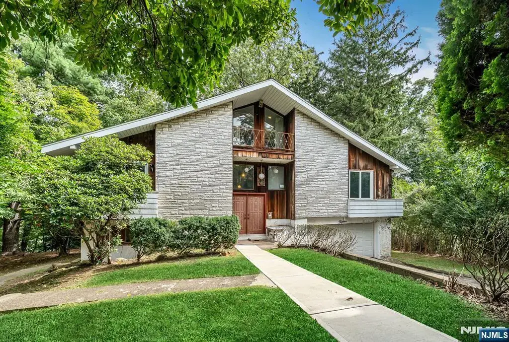15 High Court, Little Falls
