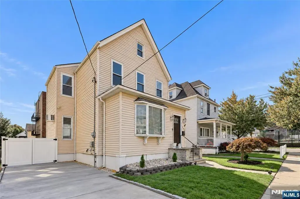336 Livingston Avenue, Lyndhurst