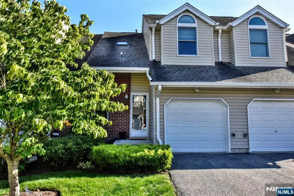 45 Royal Avenue 17, Hawthorne
