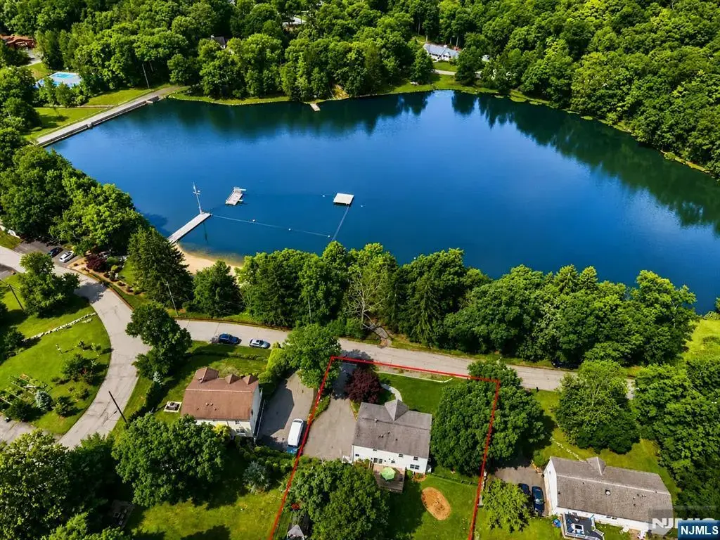 8 Cross Oak Lane, West Milford