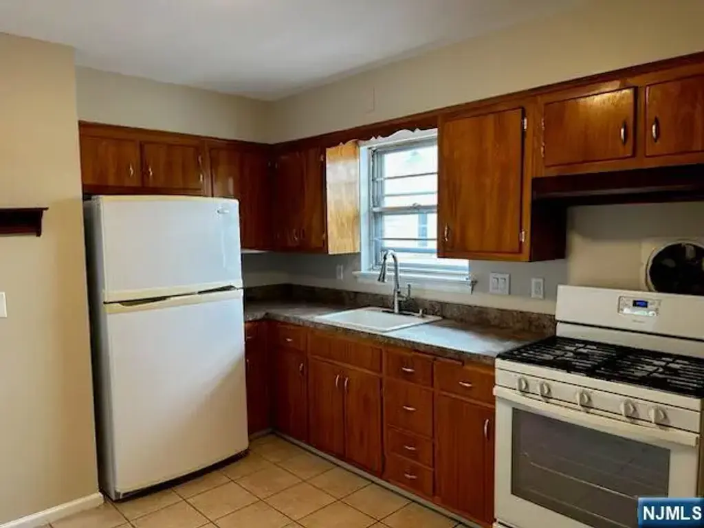 129-131 6th 2, Fairview