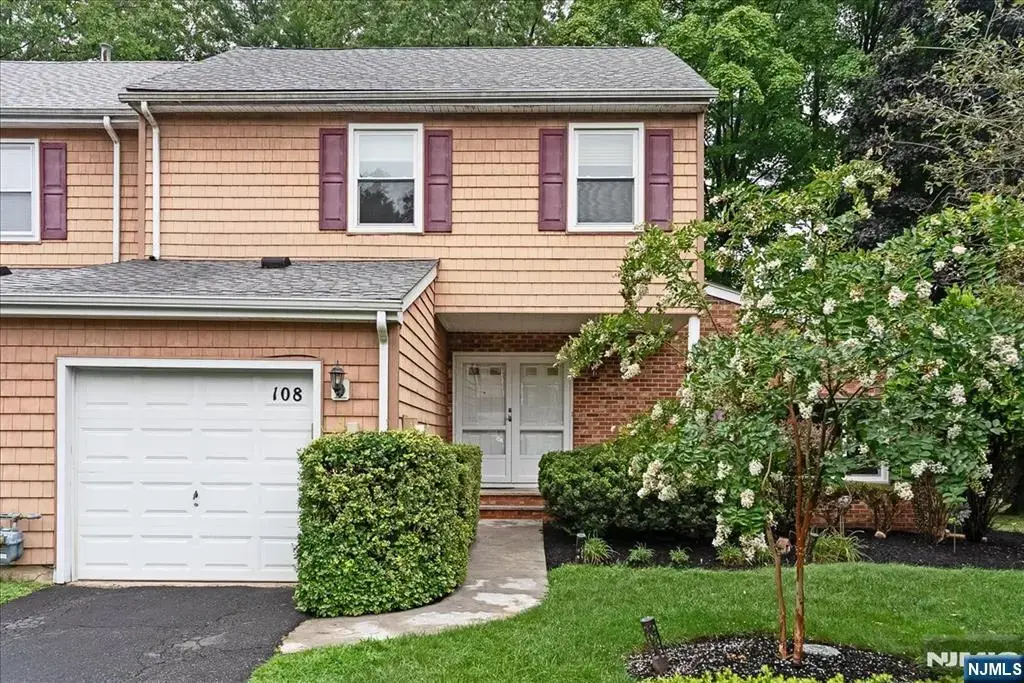 108 Saratoga Square, Wayne