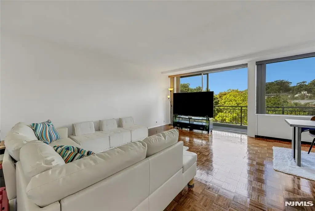 4 Horizon 631, Fort Lee